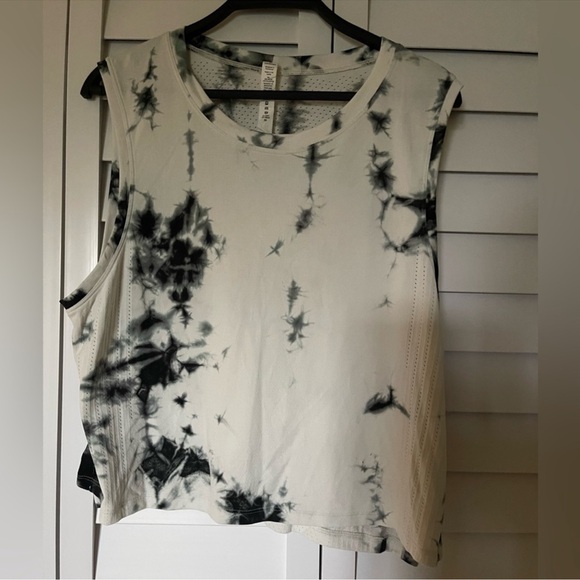 Lululemon Train to be crop tank - Picture 1 of 3